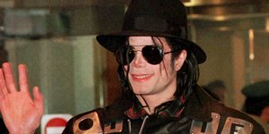 Ο Μάικλ Τζάκσον στο αεροδρόμιο της Σεούλ το 1998 (Φωτογραφία αρχείου: ΑΡ) 