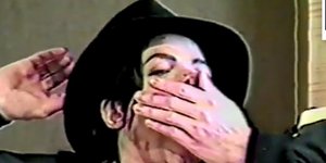 To βίντεο δείχνει τον «βασιλιά της ποπ» να ανακρίνεται για τις καταγγελίες περί παιδεραστίας (Φωτογραφία: DailyMailTV)