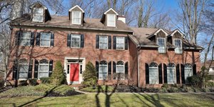 Ένα όμορφο πέτρινο σπίτι σε προάστιο των ΗΠΑ. Φωτογραφία: coldwellbankerhomes.com