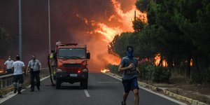 Οι σκηνές αλλοφροσύνης από την πυρκαγιά στο Μάτι -Φωτογραφία: EUROKINISSI/ΜΙΧΑΛΗΣ ΚΑΡΑΓΙΑΝΝΗΣ