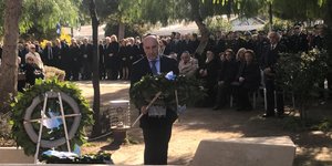 O Μίνος Μωυσής είναι από την κατάθεση στεφάνου στο Μνημείο των Θυμάτων του Ολοκαυτώματος στην Αθήνα