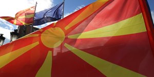 Oι σημαίες της Β. Μακεδονίας και του ΝΑΤΟ κυματίζουν έξω από κρατικό κτίριο στα Σκόπια (Φωτογραφία: ΑΡ/Dragan Perkovksi)