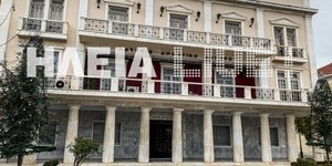 Στολισμένα χριστουγεννιάτικα δέντρα έξω από το δημαρχείο του Πύργου. Φωτογραφία: ilialive