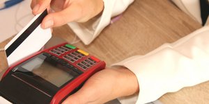 Ανέπαφη συναλλαγή με POS / Φωτογραφία: Shutterstock