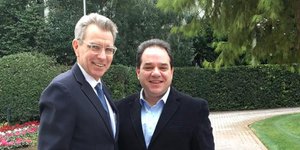 Ο αμερικανός πρέσβης Τζέφρι Πάιατ με τον πολιτικό διοικητή του Αγίου Ορους Κωστή Δήμτσα (δεξιά) 