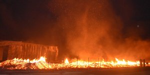 Υπό μερικό έλεγχο η φωτιά στο εργοστάσιο ξυλείας στη Λάρισα(Φωτογραφία: onlarissa)
