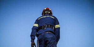 Πυροσβέστης στην ώρα του καθήκοντος / Φωτογραφία: EUROKINISSI-ΒΑΙΟΣ ΧΑΣΙΑΛΗΣ