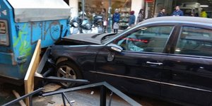 Αυτοκίνητο παρέσυρε πεζούς στη Θεσσαλονίκη (Φωτο: seleo.gr)