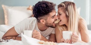 Ζευγάρι στο κρεβάτι /Φωτογραφία: Shutterstock