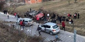 Λεωφορείο ανατράπηκε έξω από τα Σκόπια (Φωτο: sdk.mk)