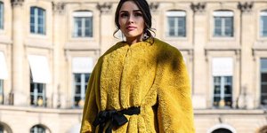Γυναίκα ποζάρει στον φακό/Φωτογραφία Shutterstock