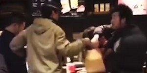 «Καράτε» για τις συλλεκτικές κούπες στα Starbucks / Φωτογραφία: YouTube