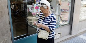 Μια συνταξιούχος σε δρόμο της Θεσσαλονίκης / Φωτογραφία: SOOC