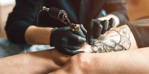 Καλλιτέχνης τατουάζ έκανε παράνομες αλλαγές στα σώματα των πελατών του. (Φωτο αρχείου: Shutterstock)