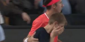 Χτύπησε ball boy ο Τσιτσιπάς