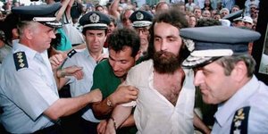 Ο Θεόφιλος Σεχίδης κατά την αναπαράσταση των φόνων / Φωτογραφία: AΠΕ-ΜΠΕ