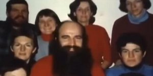 Ο Ρος Τεριό με οπαδούς της αίρεσής του (Φωτογραφία: YouTube)