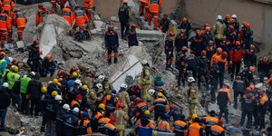 Αυξάνεται ο αριθμός των νεκρών(Φωτο: AP)