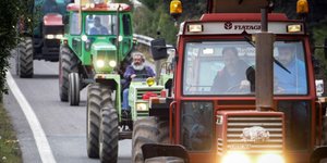 ΑΠΟΚΛΕΙΣΜΟΣ ΤΟΥ ΚΟΜΒΟΥ ΤΟΥ ΠΛΑΤΥΚΑΜΠΟΥ ΑΠΟ ΑΓΡΟΤΕΣ (EUROKINISSI/LARISSANET.GR)
