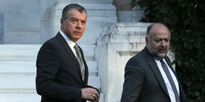 Ο Δημήτρης Τσιόδρας (δεξιά) υπέβαλε την παραίτησή του από εκπρόσωπος Τύπου του Ποταμιού στον Στ. Θεοδωράκη -Φωτογραφία: Intimenews/ΛΙΑΚΟΣ ΓΙΑΝΝΗΣ