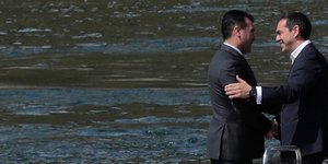 Ο Αλέξης Τσίπρας και ο Ζόραν Ζάεφ (Φωτογραφία αρχείου: ΑΡ/Yorgos Karahalis)