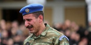 Εύζωνας στην κηδεία του Σπύρου Θωμά/ Φωτογραφία: thebest.gr