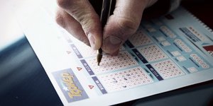 Συμπλήρωση δελτίου Τζόκερ / Φωτογραφία: EUROKINISSI