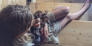 Κορίτσι με κούκλα στην αγκαλιά /Φωτογραφία Αρχείου: Shutterstock