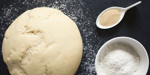Ζύμη με δύο υλικά. Φωτογραφία: Shutterstock