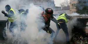 Νέες κινητοποιήσεις από τα «Κίτρινα Γιλέκα». Φωτογραφία: AP