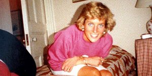 Η χαλαρή πριγκίπισσα Νταϊάνα ποζάρει χαρούμενη