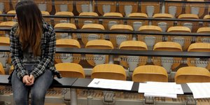Αδεια έδρανα