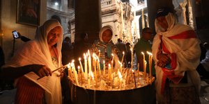 Πολίτες με κεριά με το Αγιο Φως/ Φωτογραφία: AP
