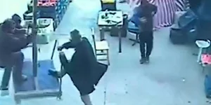 Τρεις άνδρες ανέβηκαν στην ομπρέλα για να μην την παρασύρει ο αέρας. Φωτογραφία: YouTube