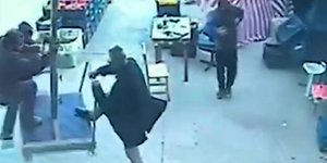Τρεις άνδρες ανέβηκαν στην ομπρέλα για να μην την παρασύρει ο αέρας. Φωτογραφία: YouTube