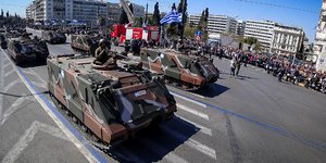 Αρματα μάχης που συμμετέχουν στην παρέλαση της 25ης Μαρτίου / Φωτογραφία: EUROKINISSI/ΓΙΩΡΓΟΣ ΚΟΝΤΑΡΙΝΗΣ