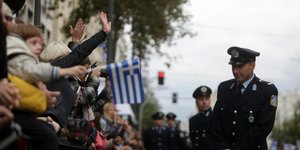 αστυνομικοί στην παρέλαση/Φωτογραφία: Eurokinissi