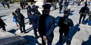 Και μέλη της ΟΠΚΕ στα σκαλιά στην πλατεία Συντάγματος / Φωτογραφία: EUROKINISSI/ ΤΑΤΙΑΝΑ ΜΠΟΛΑΡΗ