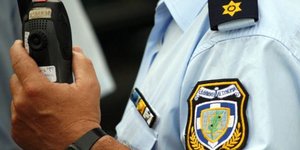 Αστυνομικός με ασύρματο (Φωτογραφία: Eurokinissi)