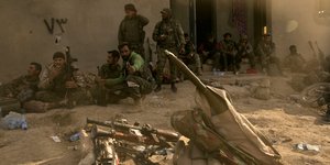Στρατιώτες του SDF μετά από μάχη στην Μπαγκούζ (AP Photo/Maya Alleruzzo)