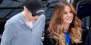 Η 45χρονη Κέιτ Μπεκινσέιλ με τον 25χρονο Πιτ Ντέιβιντσον. Φωτογραφία: Splash News