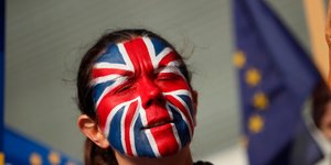 Βρετανίδα βαμμένη στα χρώματα της σημαίας του Ην. Βασιλείου/Φωτογραφία: AP