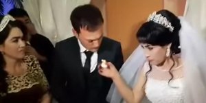 Η στιγμή που η νύφη πειράζει τον γαμπρό και τρώει χαστούκι / Φωτογραφία: YouTube