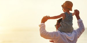 Ξεκινά από αύριο η καταβολή της πρώτης δόσης του επιδόματος παιδιού (Φωτο: Shutterstock)