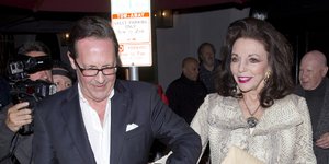 H Τζόαν Κόλινς σε βραδινή έξοδο με τον σύζυγό της/ Φωτογραφία: Splash / Ideal Image 