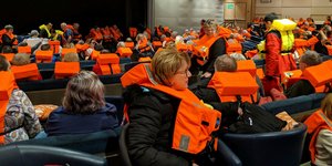 Επιβάτες στο κρουαζιερόπλοιο φορούν σωσίβια (Φωτο: Michal Stewart via AP)