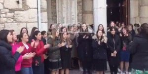 Παιδική χορωδία στο Δίστομο τραγουδά «Μην παραχαράσσετε την ιστορία...» [βίντεο]