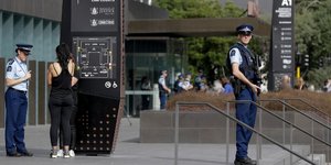 Δρακόντεια μέτρα ασφαλείας έξω από το δικαστήριο (AP Photo/Mark Baker)