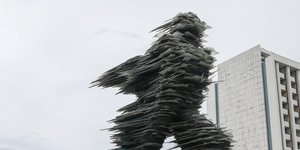 Το άγαλμα του Κώστα Βαρώτσου Δρομέας έξω από το Χίλτον- φωτογραφία intimenews