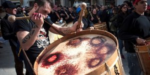 Οι τυμπανιστές τα «δίνουν όλα» στο καρναβάλι της Ισπανίας. Φωτογραφία: ΑΠΕ-ΜΠΕ